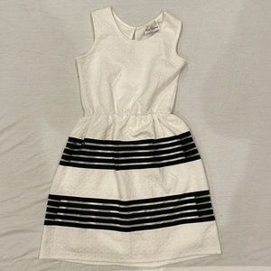 Rare Editions girls dress. Not sure of the size but looks like a small.